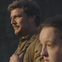 Joel i Ellie z serialu The Last of Us na tle ciemnej ściany.