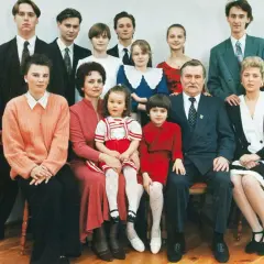 Rodzina Wałęsów pozuje do zdjęcia. Nie wiadomo, które dzieci Wałęsy są adoptowane.