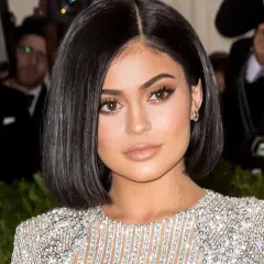 Kylie Jenner w błyszczącej sukni, otoczona przez fotografów. Marzy o przyszłości swoich dzieci.