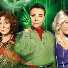 Trzy kobiety w zielonych rękawiczkach, tworzące gang, pozują na tle dyskotekowej kuli.