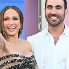Jennifer Lopez i jej mąż Ben Affleck na czerwonym dywanie. Ona wskazuje palcem, on uśmiecha się.