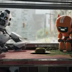 Dwa roboty siedzą przy stole w zniszczonym mieście. Jeden, duży i biały, wygląda na zamyślonego. Drugi, mały i pomarańczowy, patrzy na burgera. To scena z "Miłość, śmierć i roboty".