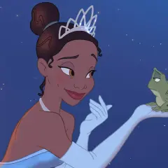 Księżniczka Tiana w tiarze i żaba na dłoni, nocne niebo w tle.