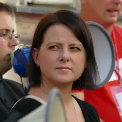 Kaja Godek z dziećmi na proteście. Kobieta z megafonem, obok ksiądz i mężczyzna w czerwonej koszulce.