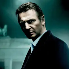 Liam Neeson w mrocznym garniturze, zdeterminowany. Tło sugeruje scenę z jednego z jego filmów akcji.