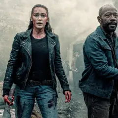 Alicia i Morgan z "Fear the Walking Dead" w otoczeniu dymu i ciał, gotowi do walki.