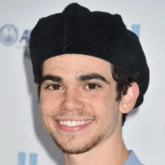 Uśmiechnięty Cameron Boyce w czarnej beretce, znany z filmów, seriali i programów.