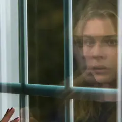 Chloë Grace Moretz w filmach, zamyślona, patrzy przez okno.