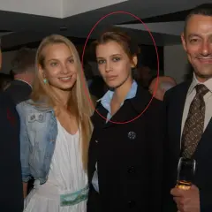 Adrianna Mucinska Ross w towarzystwie mężczyzn na przyjęciu.