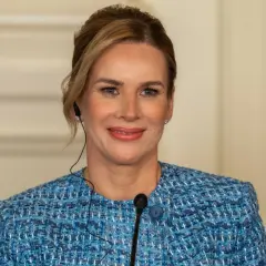 Uśmiechnięta Mariana Idzkowska, której wiek dodaje jej uroku, w eleganckim niebieskim żakiecie.