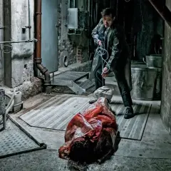 Mroczny zaułek, gdzie Jack kończy swoje dzieło. Worek z czerwonymi śladami i mężczyzna z liną.