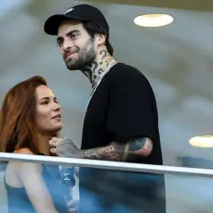 Natalia Szroeder i Quebo w czułym uścisku, patrzą na siebie z miłością.