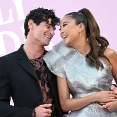 Uśmiechnięci Lucas Bravo i Ashley Park, czyli obsada "Emily w Paryżu", pozują do zdjęć.