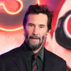 Keanu Reeves, gotowy na kolejne wyzwania w stylu John Wick 5, z neonowym tłem.