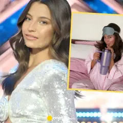 Julia Wieniawa w piżamie i opasce na oczy, popijająca napój z kubka. Przygotowania do nocowanki.