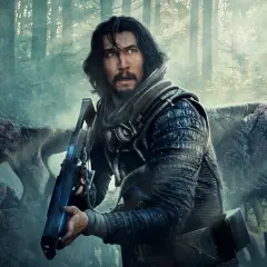 Adam Driver w futurystycznym stroju z bronią, obok szkieletu dinozaura. Scena z jednego z jego filmów.