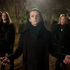 Trzej wampirzy bracia, w tym Aro, czekają na przybycie gości przed switem cz 2.