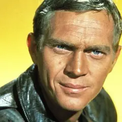 Steve McQueen w skórzanej kurtce, ikona kina. Jego spojrzenie przypomina o niezapomnianych rolach w jego filmach.