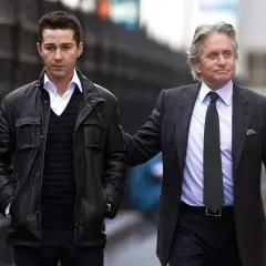 Michael Douglas w filmach, tu z Shia LaBeoufem, spacerują ulicą.