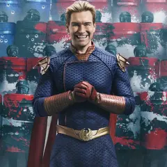 Homelander z "The Boys" sezon 5, uśmiechnięty na tle tarcz z wizerunkiem amerykańskiej flagi i śladami kul.