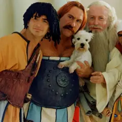 Asterix i Obelix Misja Kleopatra: Obelix trzyma pieska, obok Asterix, starzec i egipski doradca.