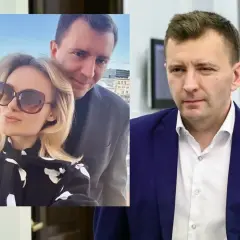 Łukasz Grabarczyk z żoną, uśmiechnięci na tle miasta. Obok polityk w granatowej marynarce.
