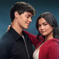 Dziewczyna bad boya, Noah Beck, patrzy z uwielbieniem na Noah Centineo, który obejmuje ją ramieniem.