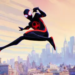 Miles Morales w stroju Spider-Mana skacze nad miastem, przygotowując się do podróży przez multiwersum.
