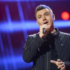 Kamil Bednarek śpiewa na scenie, myśląc o swojej żonie.