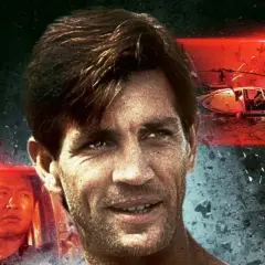 Twarze bohaterów filmu akcji, w tle wybuchający helikopter i samochód. To zapowiedź filmu z najlepszą obsadą.