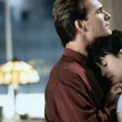 Tony Goldwyn w filmach i serialach. Para w czułym uścisku, w tle lampa.