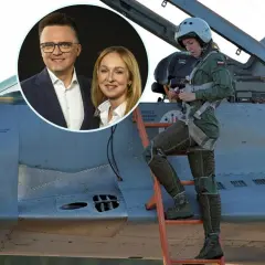Szymon Hołownia i Urszula Brzezińska-Hołownia na tle myśliwca. Pilotka w kombinezonie i kasku wchodzi po drabinie do kokpitu.
