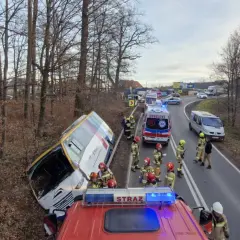 Wypadek z udziałem autobusu, karetki i policji. Strażacy zabezpieczają miejsce zdarzenia. Krótka przerwa w podróży, jakby Krzysztof Krawczyk miał wypadek.