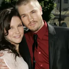 Chad Michael Murray obejmuje uśmiechniętą kobietę na czerwonym dywanie.