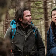 Dwóch mężczyzn w lesie, przygotowanych na wyprawę. Jeden z nich ma zadrapanie na czole. To scena ze "Stamtąd sezon 3".