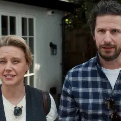 Andy Samberg w filmach i serialach, jak ten ujęty z Kate McKinnon, zawsze dostarcza niezapomnianych wrażeń.