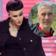 Agnieszka Chylińska z mężem na zdjęciu. Ona na scenie, on w tle na tle natury.