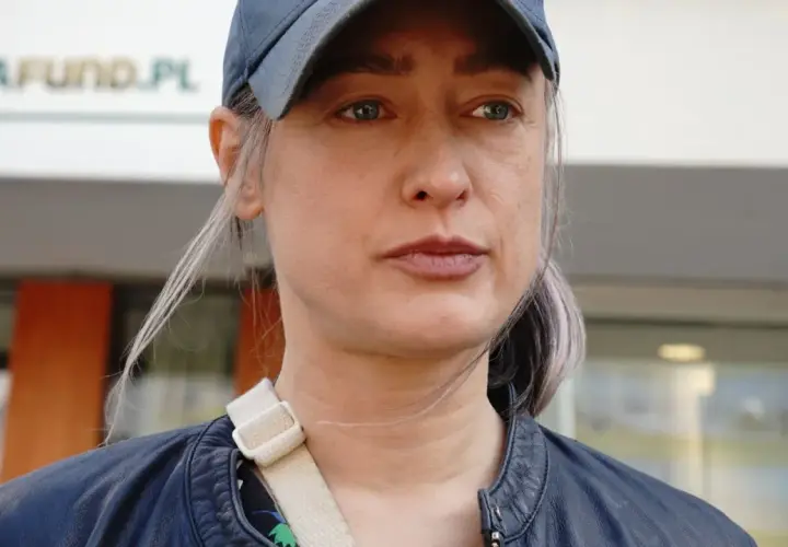 Matylda Damięcka w czapce i skórzanej kurtce, zamyślona. Może myśli o swoich dzieciach?