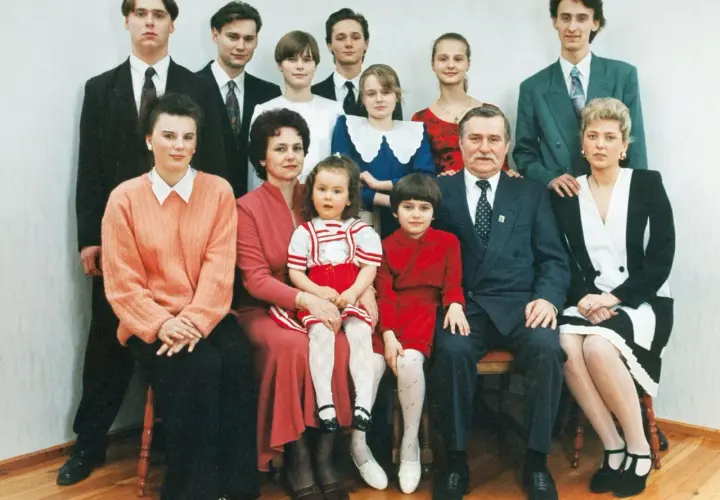 Rodzina Wałęsów pozuje do zdjęcia. Nie wiadomo, które dzieci Wałęsy są adoptowane.