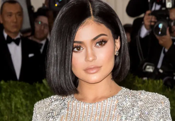 Kylie Jenner w błyszczącej sukni, otoczona przez fotografów. Marzy o przyszłości swoich dzieci.