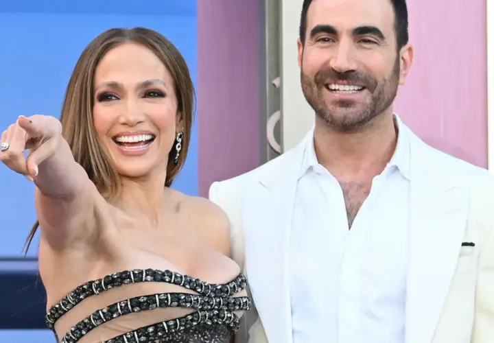Jennifer Lopez i jej mąż Ben Affleck na czerwonym dywanie. Ona wskazuje palcem, on uśmiecha się.