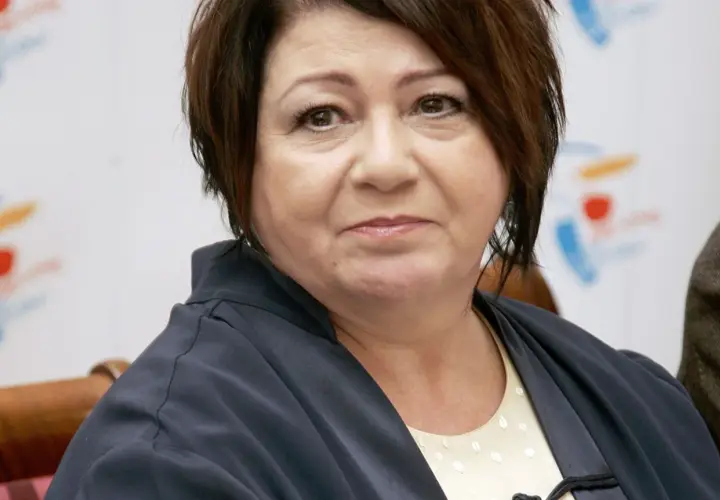 Ewa Bem, w granatowej marynarce, z lekko zmrużonymi oczami. Wspomnienie o jej pierwszym mężu.
