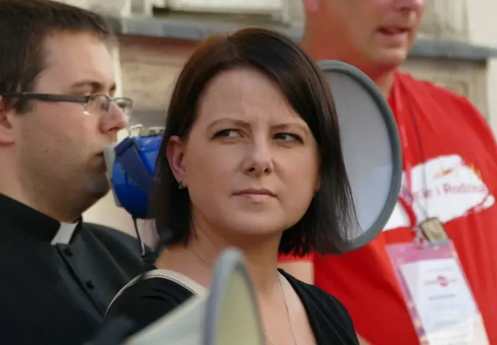 Kaja Godek z dziećmi na proteście. Kobieta z megafonem, obok ksiądz i mężczyzna w czerwonej koszulce.