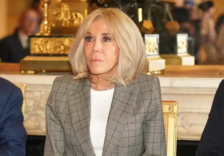 Brigitte Macron w eleganckiej marynarce, z blond włosami. Spekulacje o jej wyglądzie i ewentualnych operacjach plastycznych towarzyszą jej od lat.