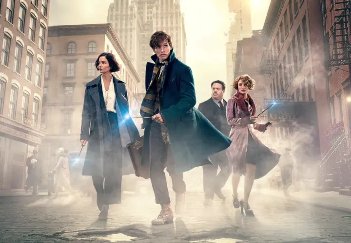 Eddie Redmayne w filmach "Fantastyczne zwierzęta" na ulicach Nowego Jorku.