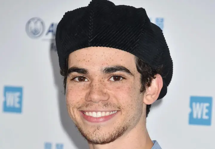 Uśmiechnięty Cameron Boyce w czarnej beretce, znany z filmów, seriali i programów.