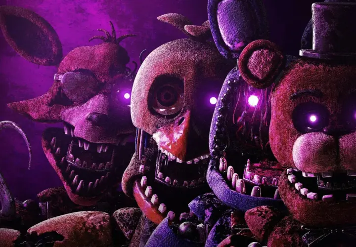 Przerażające animatroniki Freddy'ego, Chici i Foxy'ego z fnaf movie 2 z fioletowymi oczami.