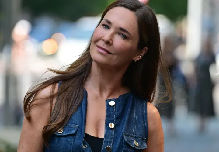 Dorota Naruszewicz w dżinsowej kamizelce, uśmiecha się lekko. Może właśnie myśli o swoim mężu.