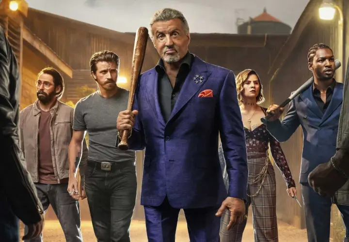 Sylvester Stallone jako Dwight Manfredi z kijem baseballowym, otoczony przez ekipę. Zapowiedź Tulsa King sezon 3.