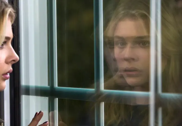 Chloë Grace Moretz w filmach, zamyślona, patrzy przez okno.